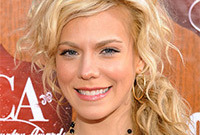 Kimberly-perrys-hairstyle-for-wavy-hair-side